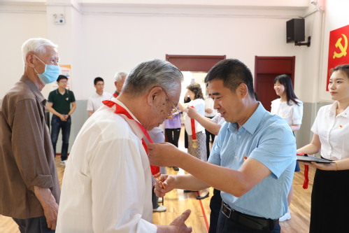 我校举行“光荣在党50年”纪念章颁发仪式