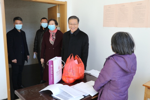 校长夏长亮院士春节亲切慰问在岗干部职工和在校留学生