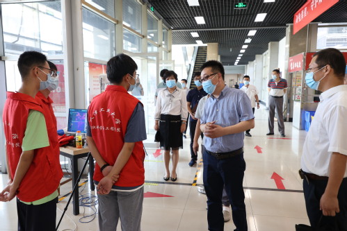 校党委书记俞绍平检查指导疫情防控措施和学生返校工作