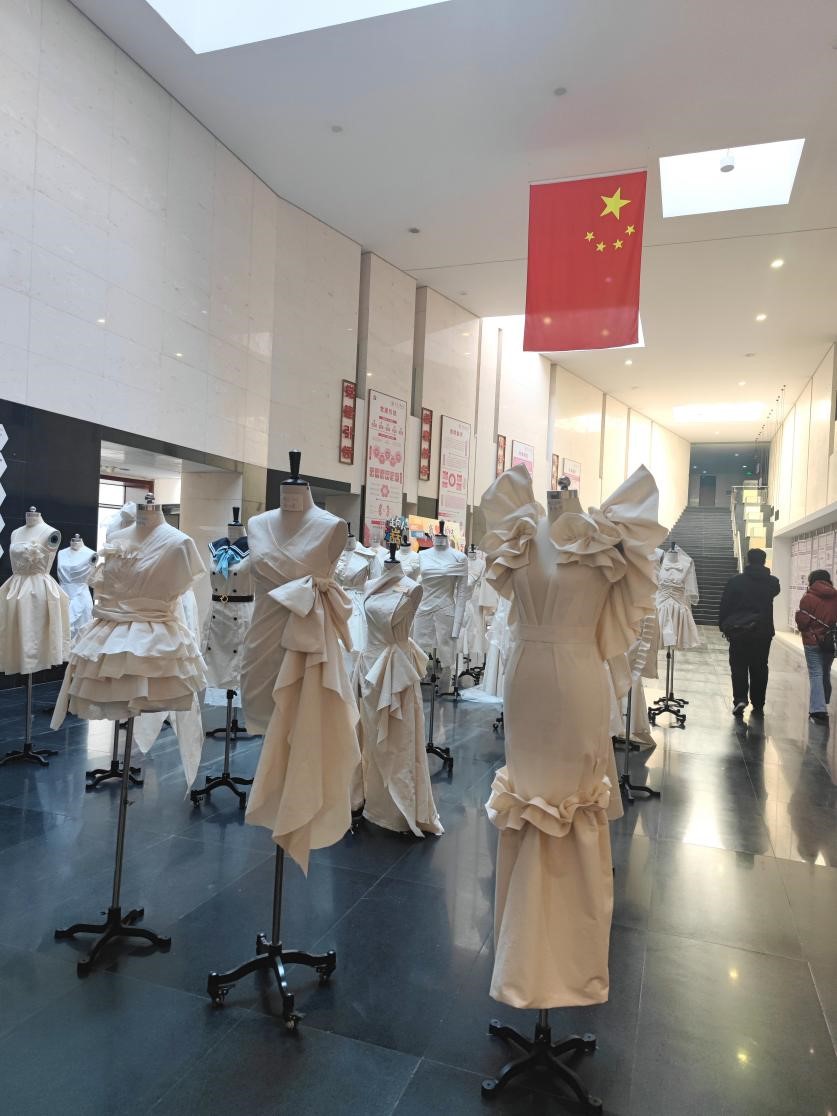 “衣”路同行,“织”造未来——纺织科学与工程学院服装设计与工程专业举行实践教学课程作品展